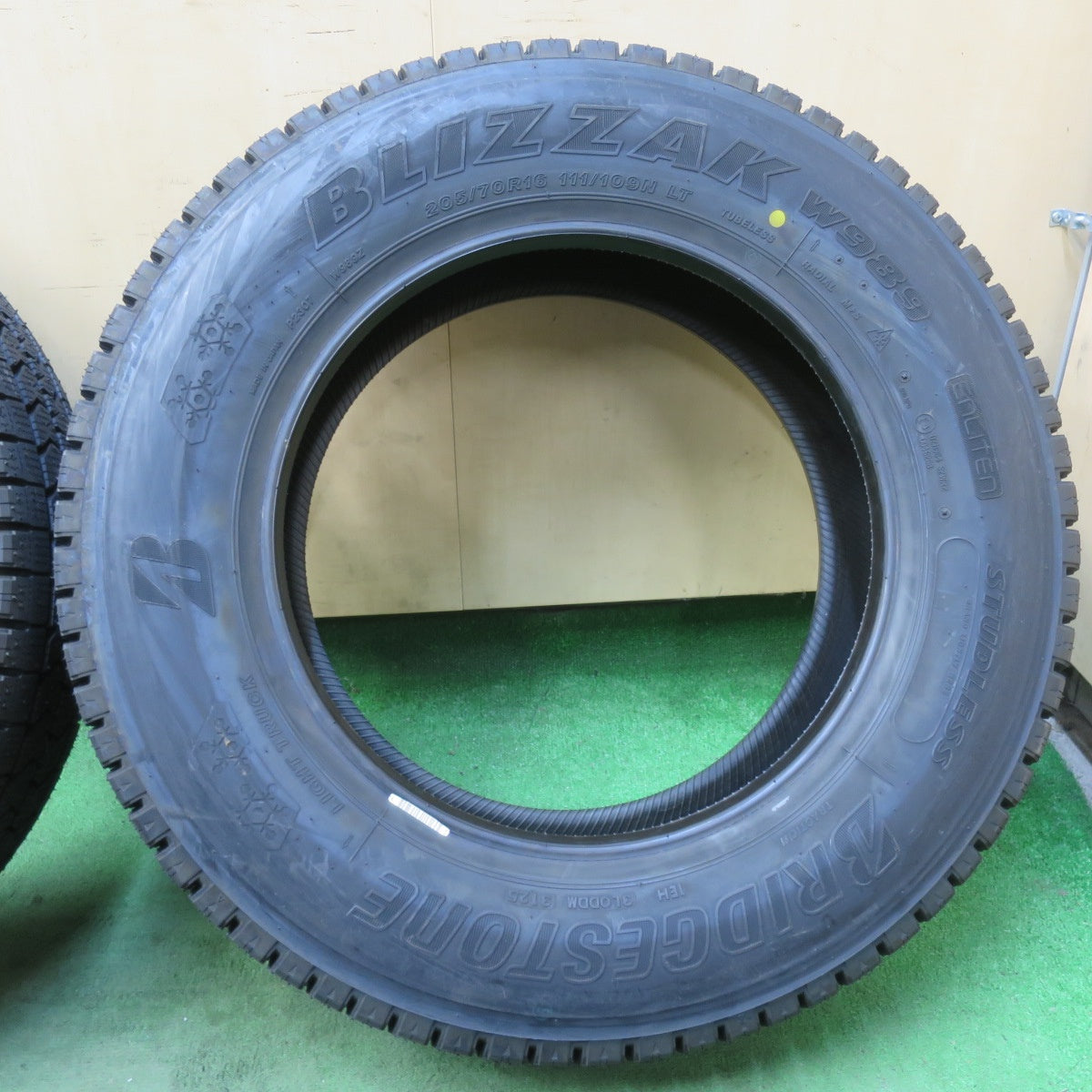 未使用！25年！6本★トラック タイヤ 205/70R16 111/109N スタッドレス ブリヂストン ブリザック W989 16インチ★6010704イスタ