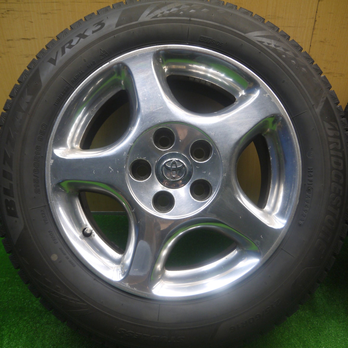*送料無料* バリ溝！21年！9.5分★トヨタ アリスト 純正 215/60R16 スタッドレス ブリヂストン ブリザック VRX3 16インチ PCD114.3/5H★4082801Hス