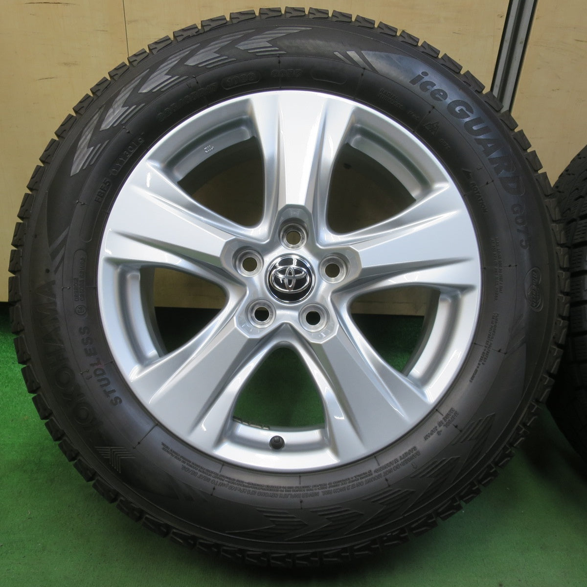 バリ溝！キレイ！9分★トヨタ 50系 RAV4 純正 225/65R17 スタッドレス ヨコハマ アイスガード G075 17インチ PCD114.3/5H★5080801イス