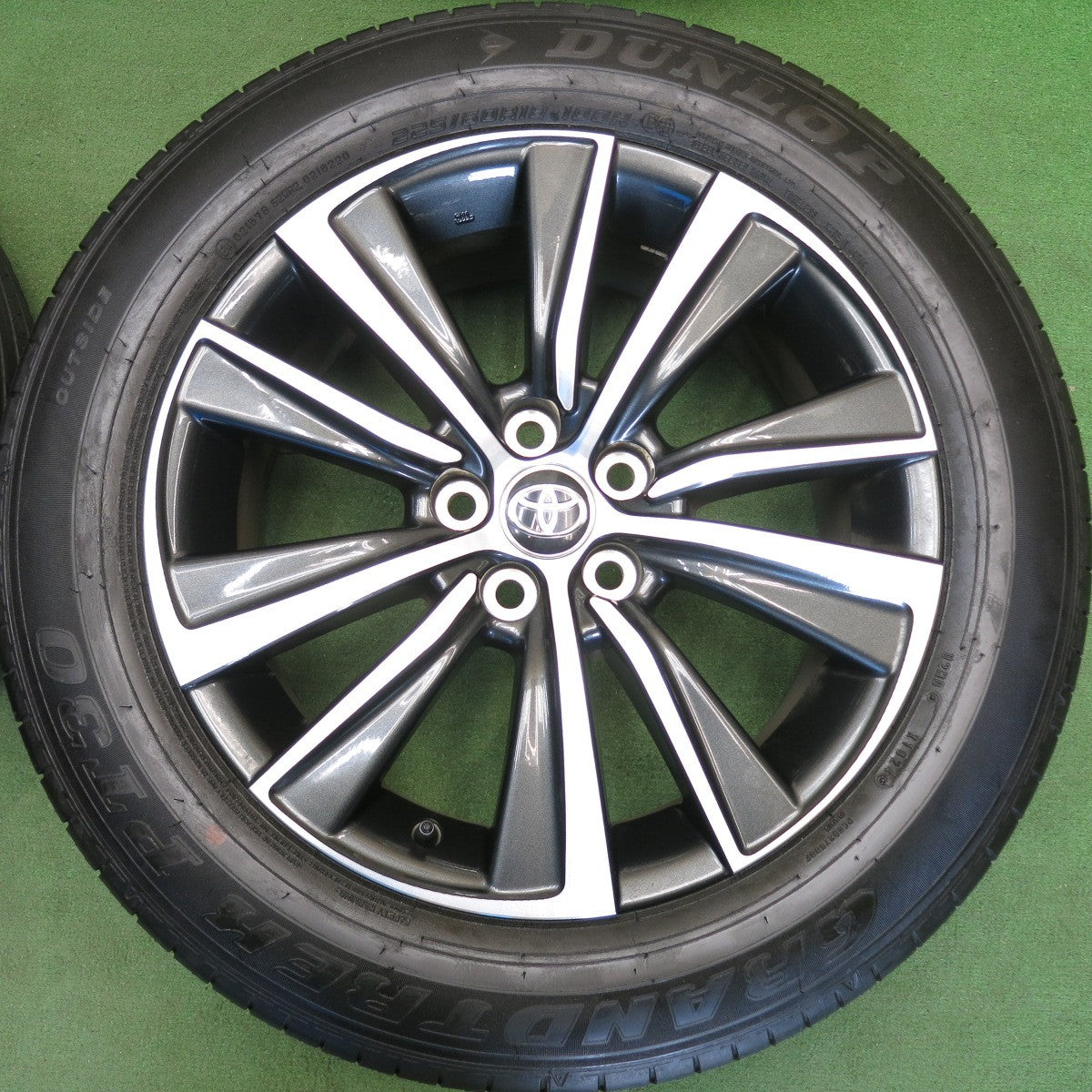 バリ溝！24年！キレイ！9分★トヨタ 80系 ハリアー Gグレード 純正 225/60R18 ダンロップ グラントレック PT30 18インチ PCD114.3/5H★6051409HAノ