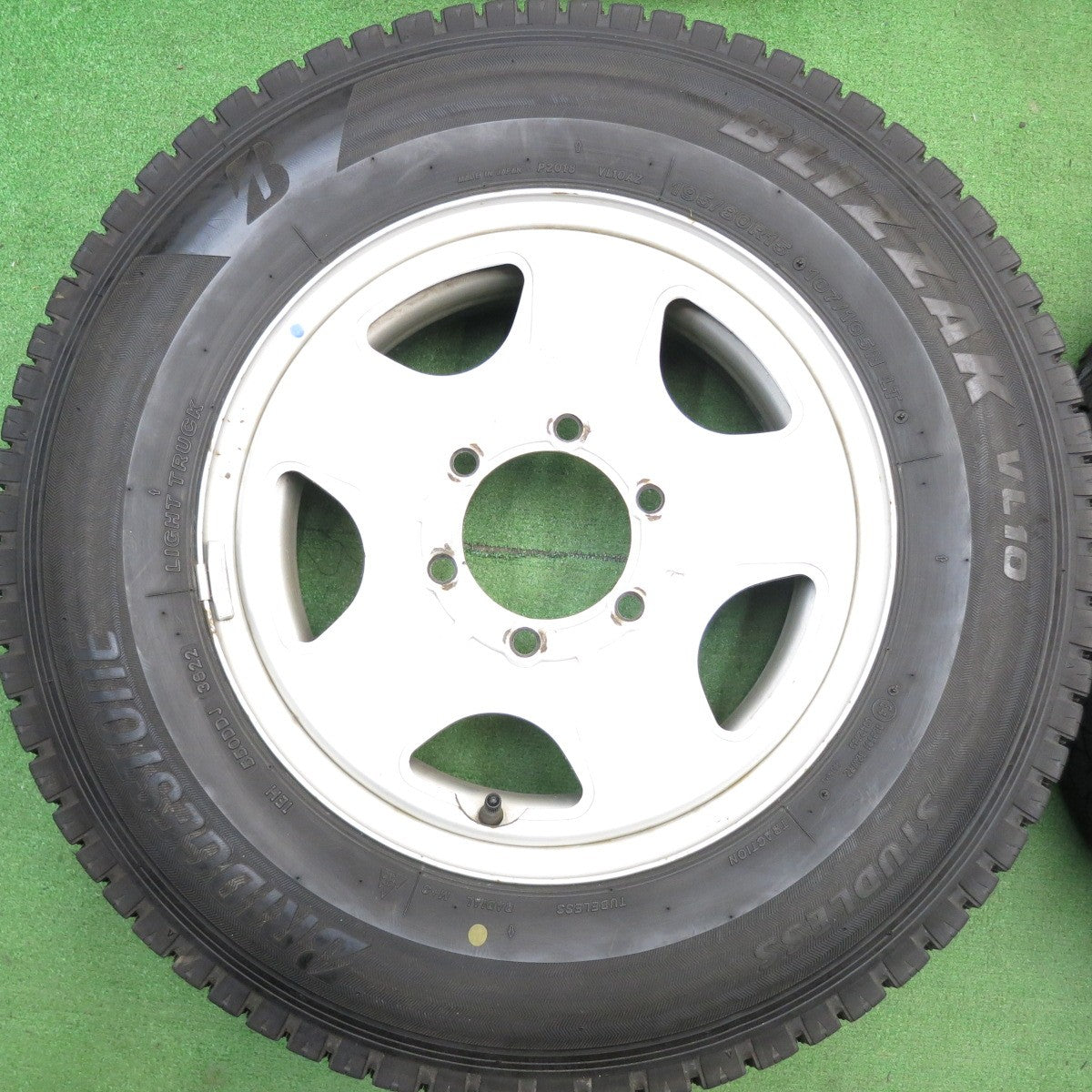 バリ溝！24年！9.5分★スタッドレス 195/80R15 107/105N ブリヂストン ブリザック VL10 スチール ホイール 15インチ PCD139.7/6H★6040520HAス