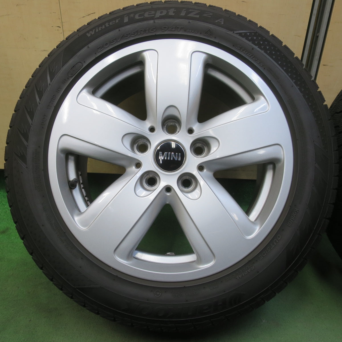 バリ溝！22年！キレイ！9.5分◎BMW MINI F54 クラブマン 純正 205/55R16 スタッドレス ハンコック ウインター アイセプト IZ 2A ミニ 16インチ PCD112/5H◎6100806イス