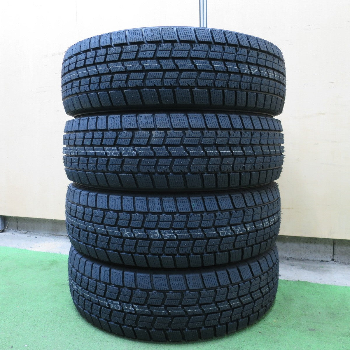 未使用！25年★スタッドレス 195/60R17 グッドイヤー アイスナビ7 タイヤ 17インチ ライズ ロッキー 60系 プリウス 等★6033002NGスタ
