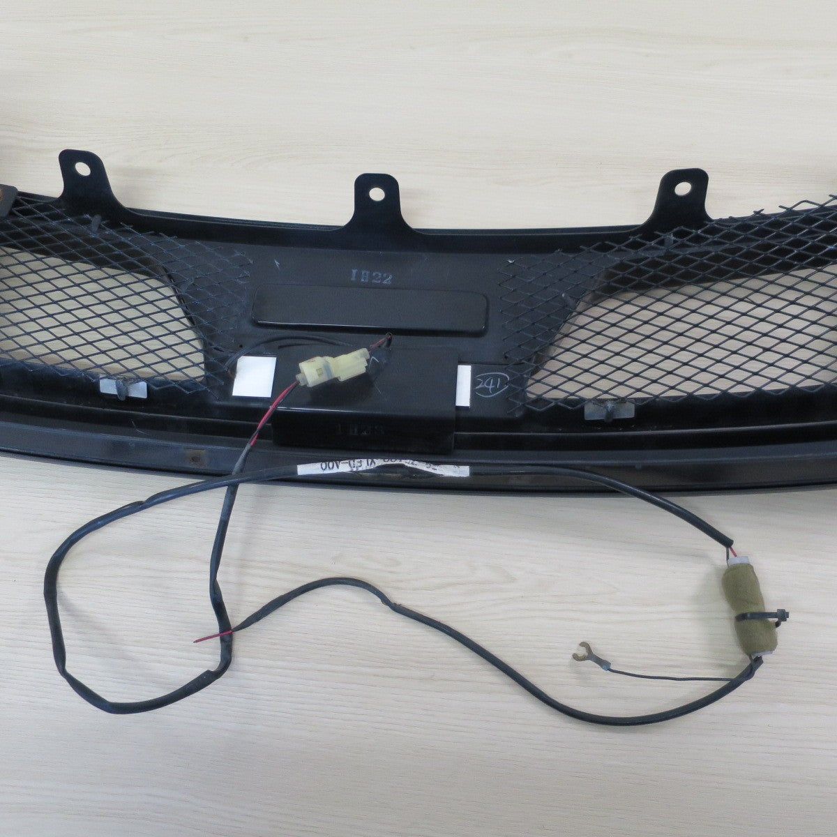 キレイ♪ホンダ GP3 フリード スパイク HYBRID 無限 MUGEN フロント グリル 75100-XLYB-K0S0 ハイブリッド カー パーツ♪ [送料無料]