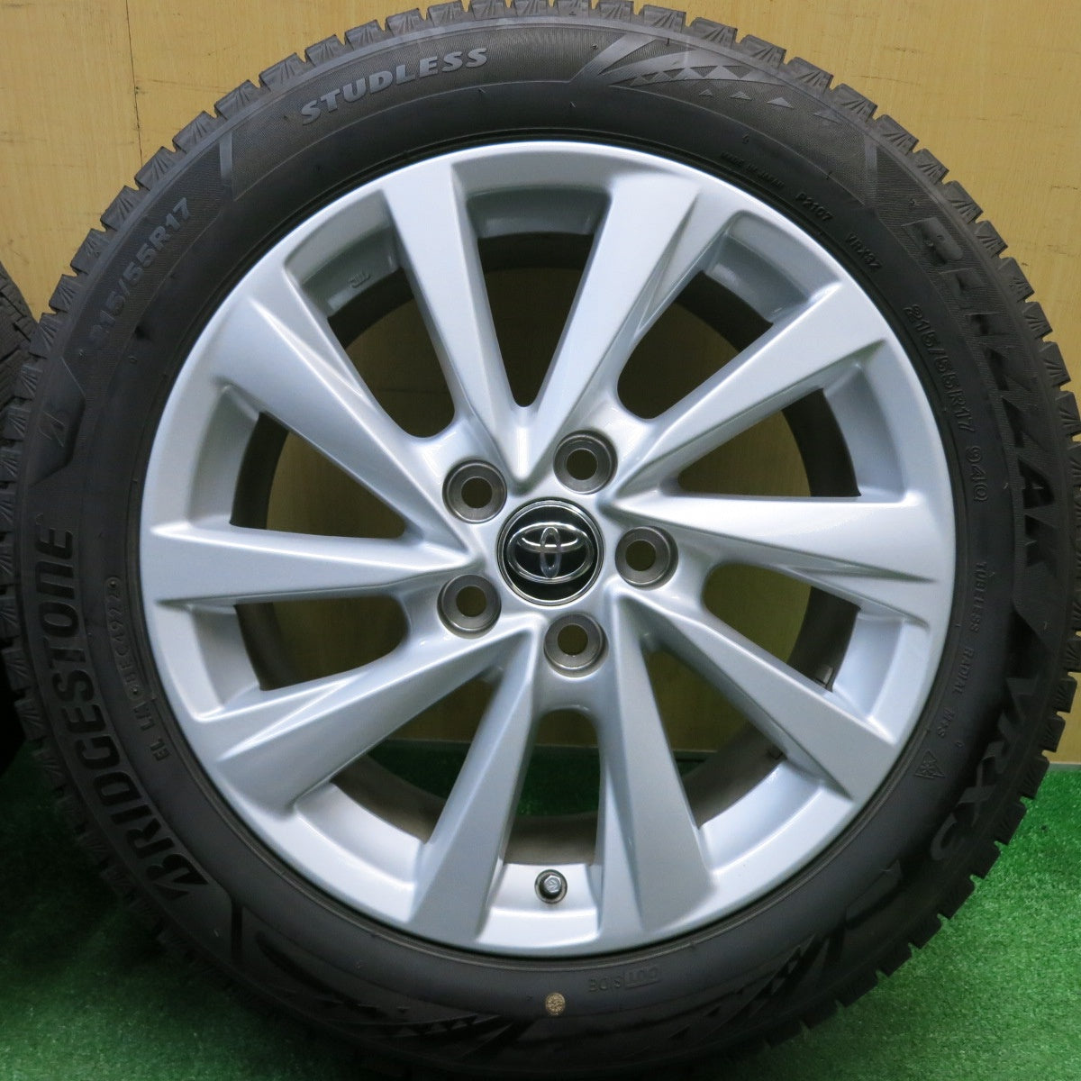バリ溝！22年！9.5分★トヨタ 70系 カムリ 純正 215/55R17 スタッドレス ブリヂストン ブリザック VRX3 17インチ PCD114.3/5H★5121811HAス