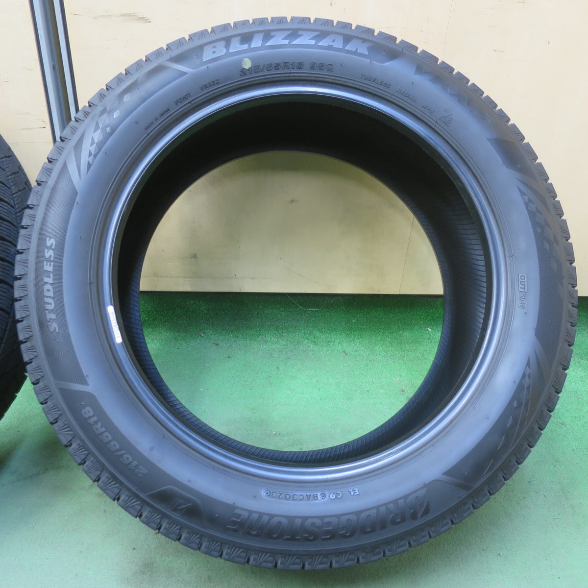 バリ溝！23年！8.5分◎スタッドレス 215/55R18 ブリヂストン ブリザック VRX3 タイヤ 18インチ CX-30 ボルボ V60 等◎6101301イスタ