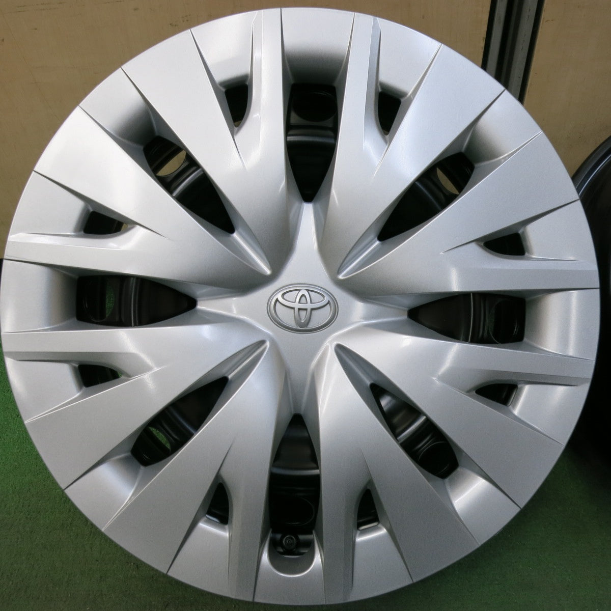新車外し★トヨタ ヤリス 純正 スチール ホイール 15インチ 15×6J PCD100/4H★5043007SYホ