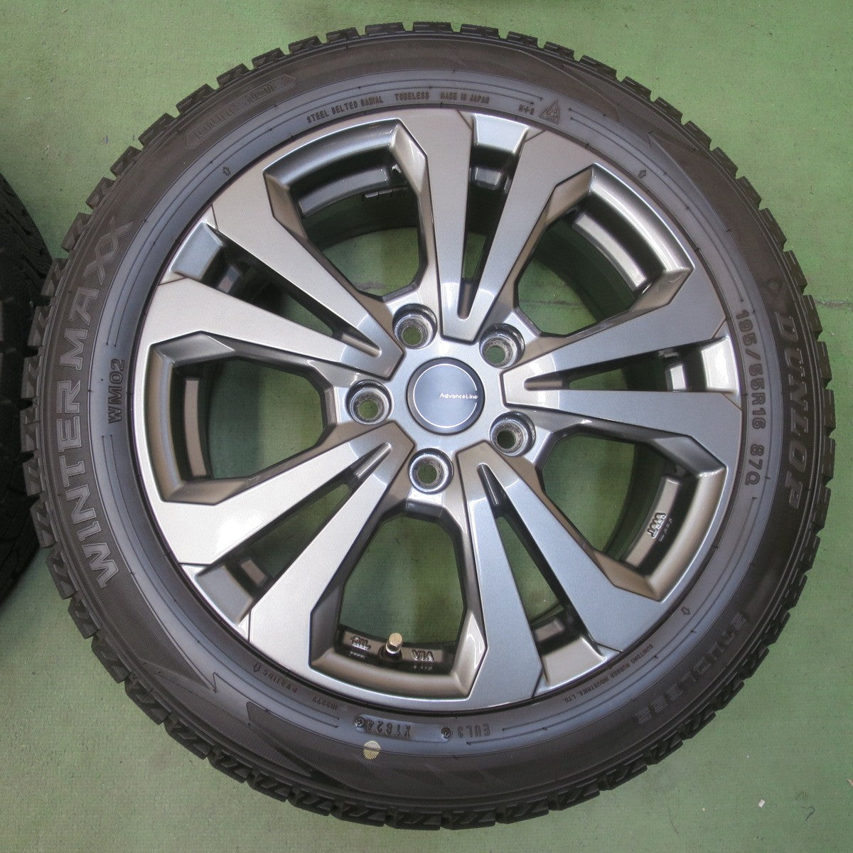バリ溝！24年！キレイ！9.5分以上◎BMW MINI 等 195/55R16 スタッドレス ダンロップ ウインターマックス WM02 Advanceline SV-1 アドバンスライン 16インチ PCD112/5H◎6101304イス