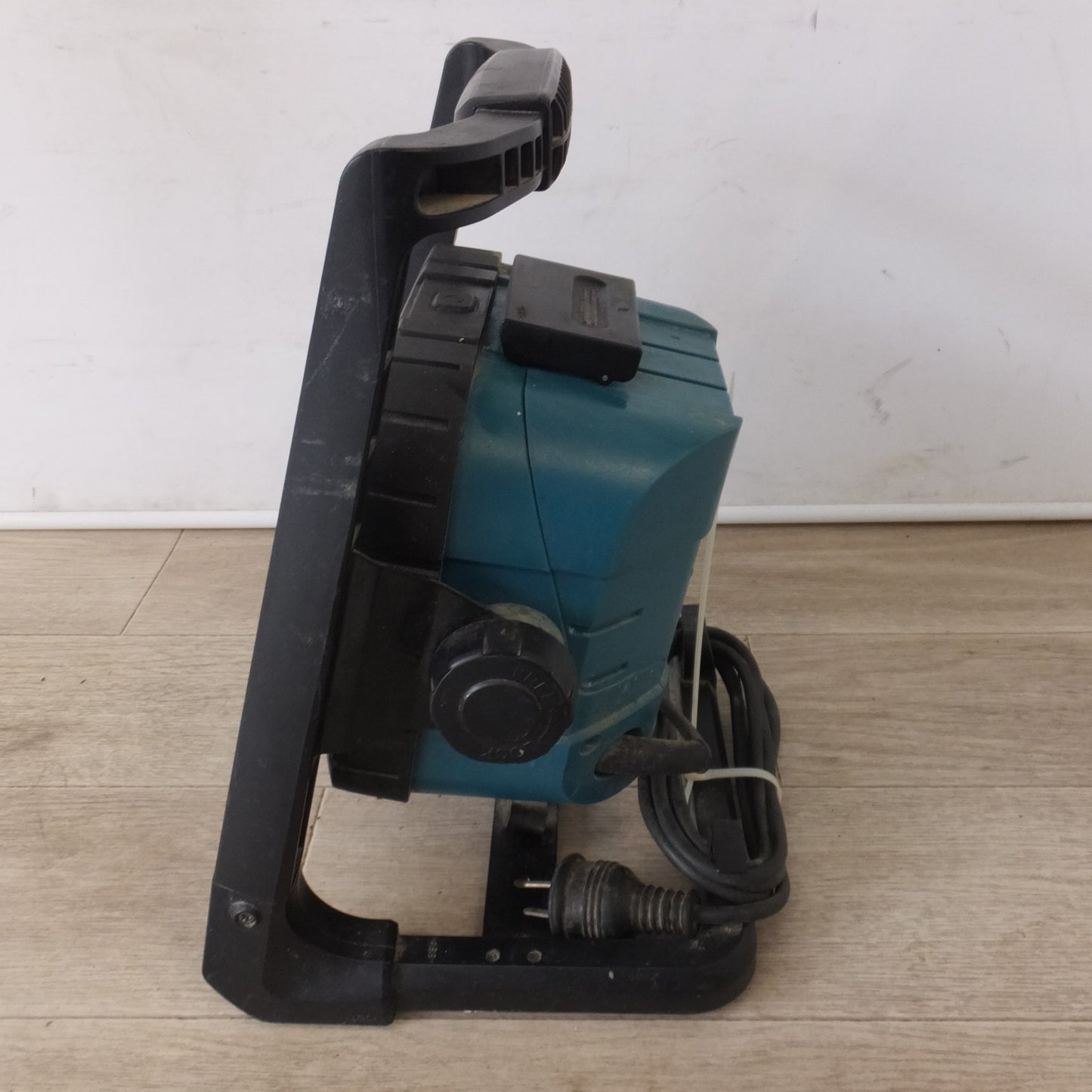 [送料無料] ★マキタ makita 充電式LEDスタンドライト ML805　バッテリなし　AC100V 50-60Hz 12W　DC14.4V18V 10W★