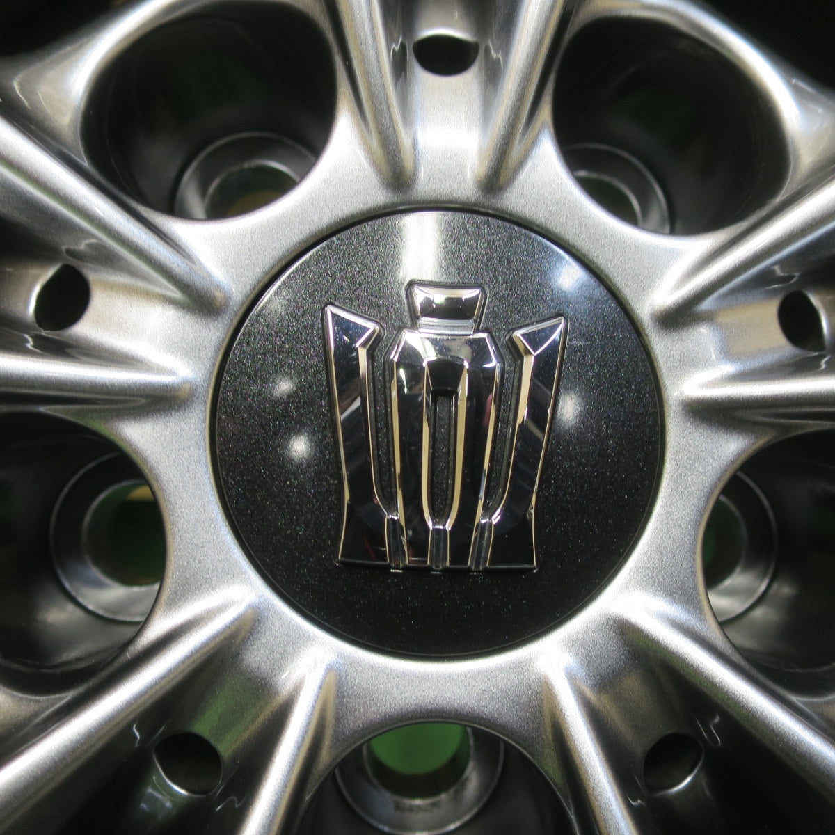 バリ溝！21年！9.5分以上★Lehrmeister L-F LOUNGE 225/45R18 スタッドレス ブリヂストン ブリザック VRX3 18インチ レアマイスター L-F ラウンジ PCD114.3/5H★5111501イス