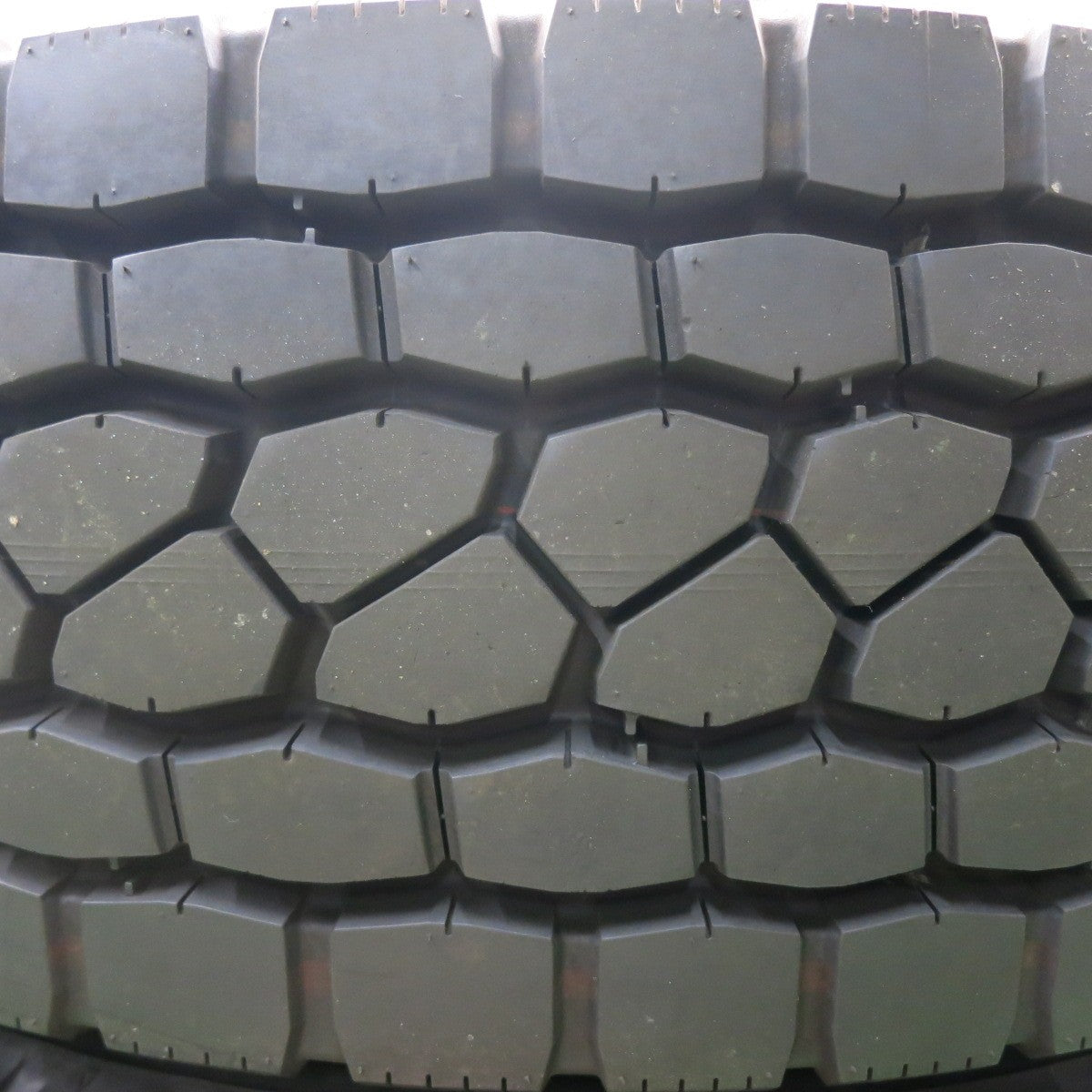 *送料無料* 新車外し！22年！ほぼ未使用★トラック タイヤ 245/70R19.5 136/134J ブリヂストン エコピア M801Ⅱ ミックス オールシーズン 19.5インチ★4071006HAノタ