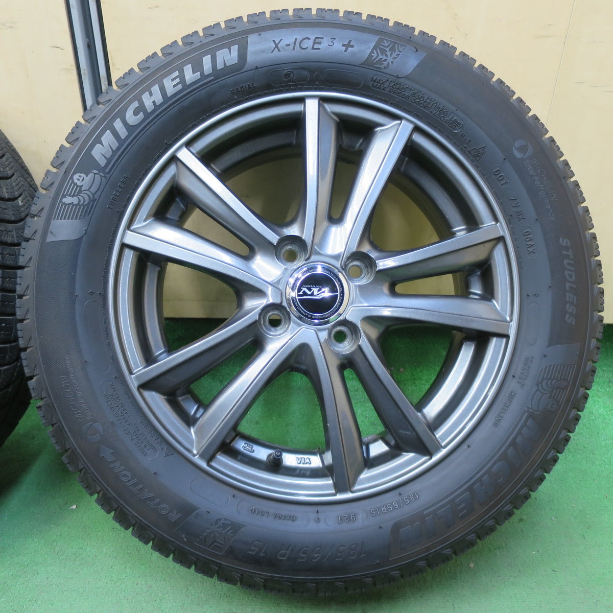 バリ溝！9分★スタッドレス 185/65R15 ミシュラン X-ICE3+ NIRVANA NV ニルバーナ ニルヴァーナ 15インチ PCD100/4H★5082304イス