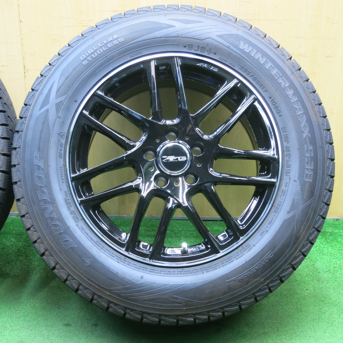 バリ溝！22年！キレイ！9.5分以上★アウディ 等 EURO AFG 235/65R17 スタッドレス ダンロップ ウインターマックス SJ8 SJ8+ 17インチ PCD112/5H★5051204NJス
