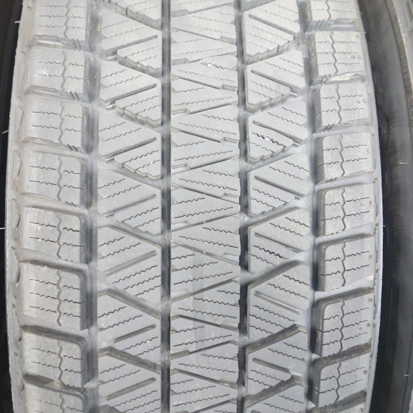 バリ溝！24年！9.5分★MAK KOLN 225/65R17 スタッドレス ブリヂストン ブリザック DM-V3 ケルン 17インチ PCD114.3/5H★6020202KTス
