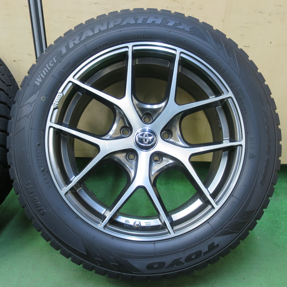バリ溝！22年！8.5分★RMP 025F MID 225/60R18 スタッドレス トーヨー ウインター トランパス TX ピレリ アイスゼロ アシンメトリコ 18インチ PCD114.3/5H★5100903イス