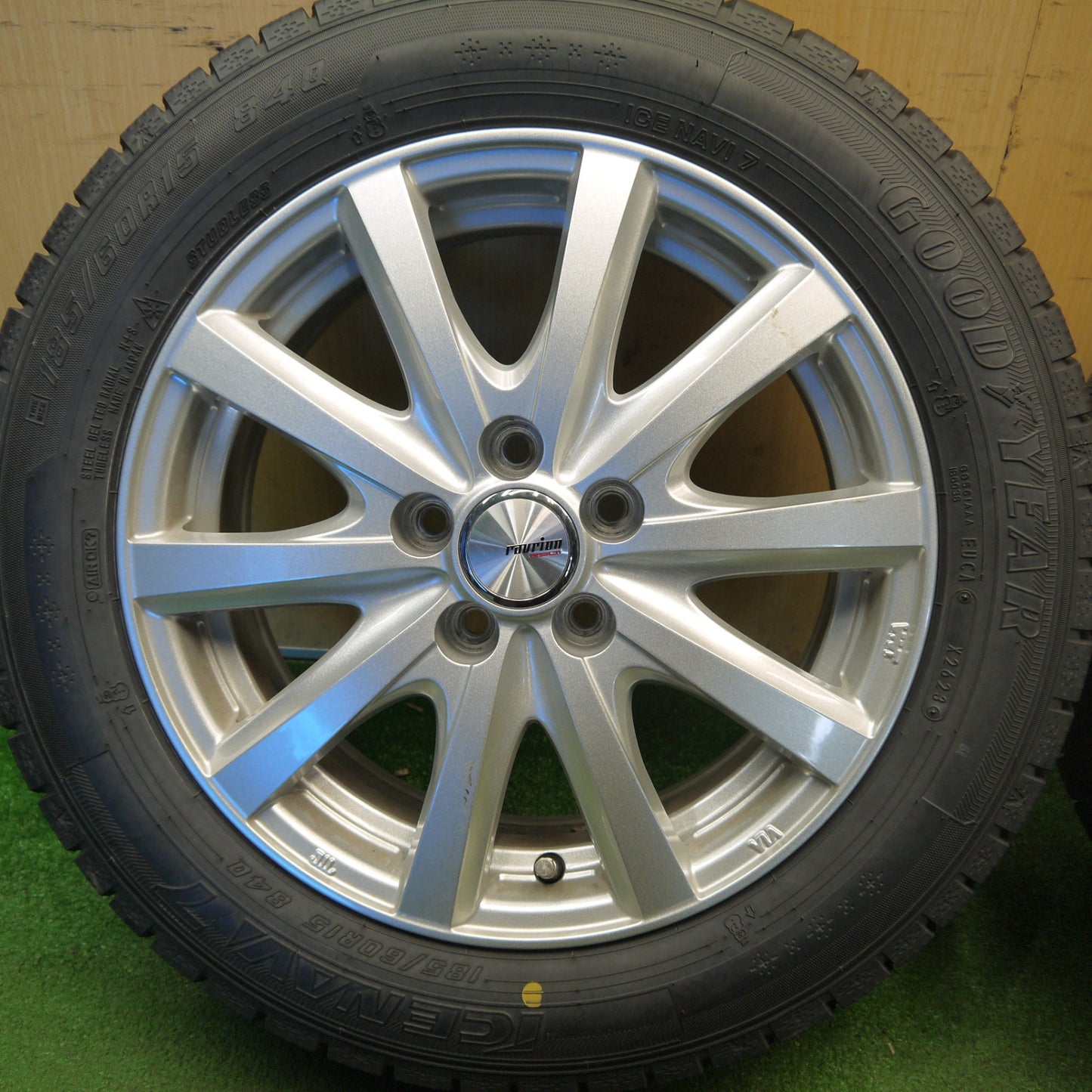 超バリ溝！23年！キレイ！9.5分以上★シエンタ 等 185/60R15 スタッドレス グッドイヤー アイスナビ7 ravrion RS01 ラブリオン 15インチ PCD100/5H★6032704Hス