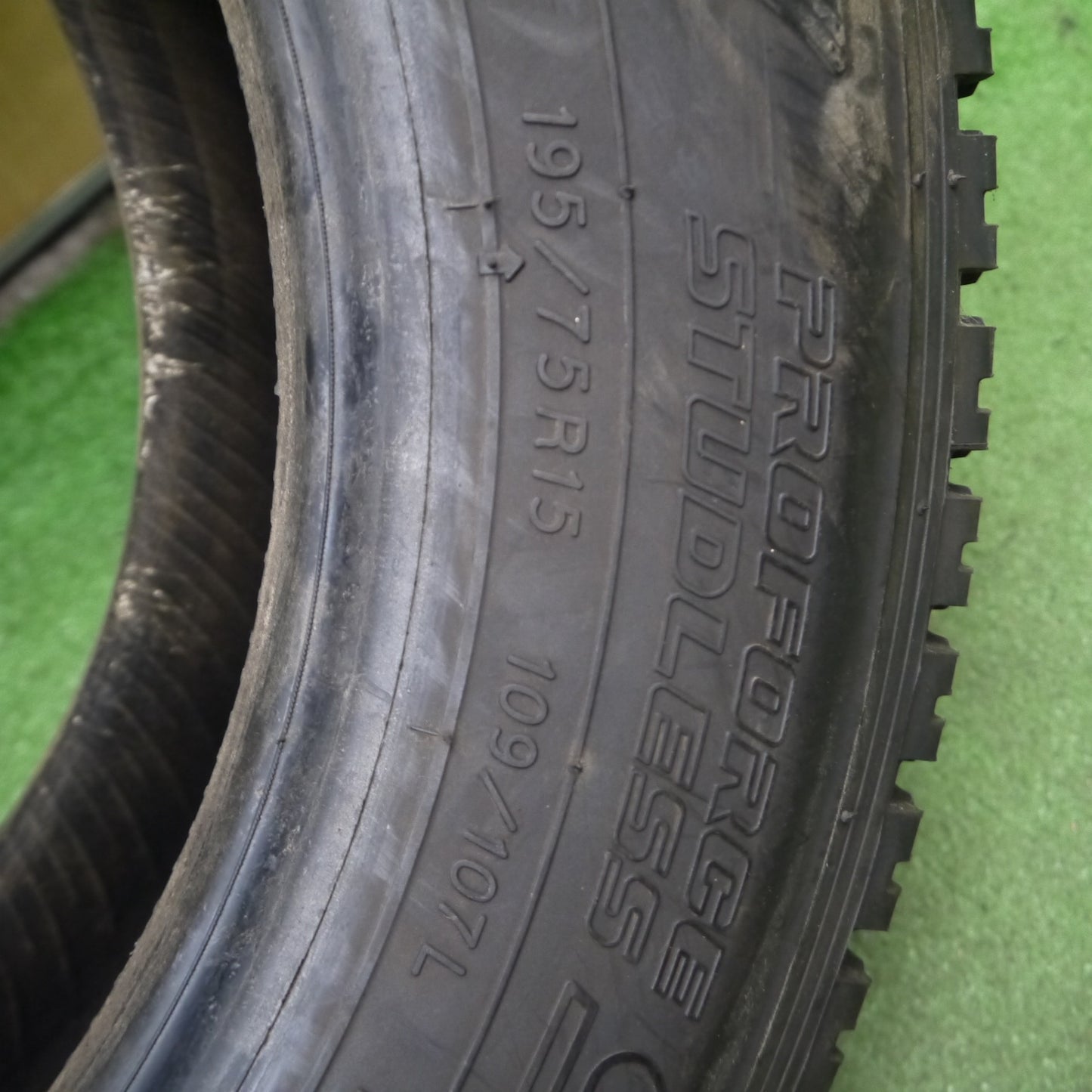 *送料無料* バリ溝！8.5分★小型 トラック バン タイヤ 195/75R15 109/107L スタッドレス ヨコハマ SY01 15インチ★4040209Hスタ