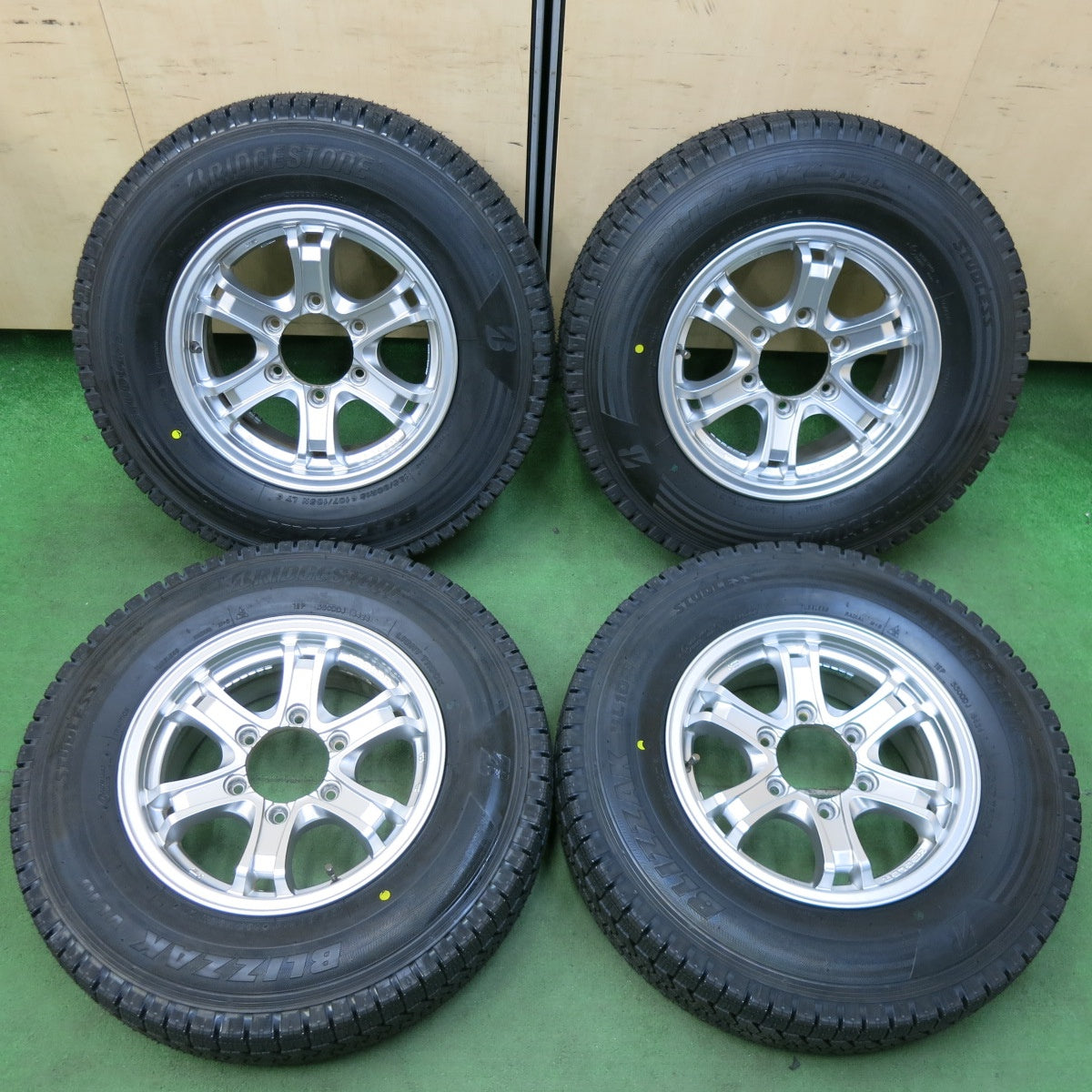 [送料無料] タイヤほぼ未使用！24年！キレイ★KEELER 195/80R15 107/105N スタッドレス ブリヂストン ブリザック VL10 キーラー 15インチ PCD139.7/6H★4122702SYス