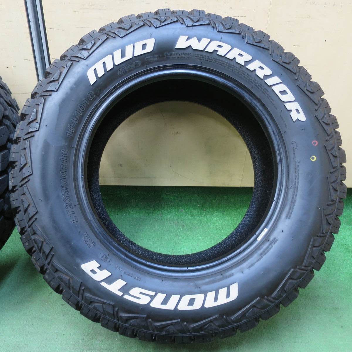 バリ溝！22年！9.5分★235/70R16 104/101Q モンスタ マッドウォーリアー ホワイトレター MONSTA MUD WARRIOR 16インチ デリカD5 エクストレイル RAV4 等★5112804イノタ