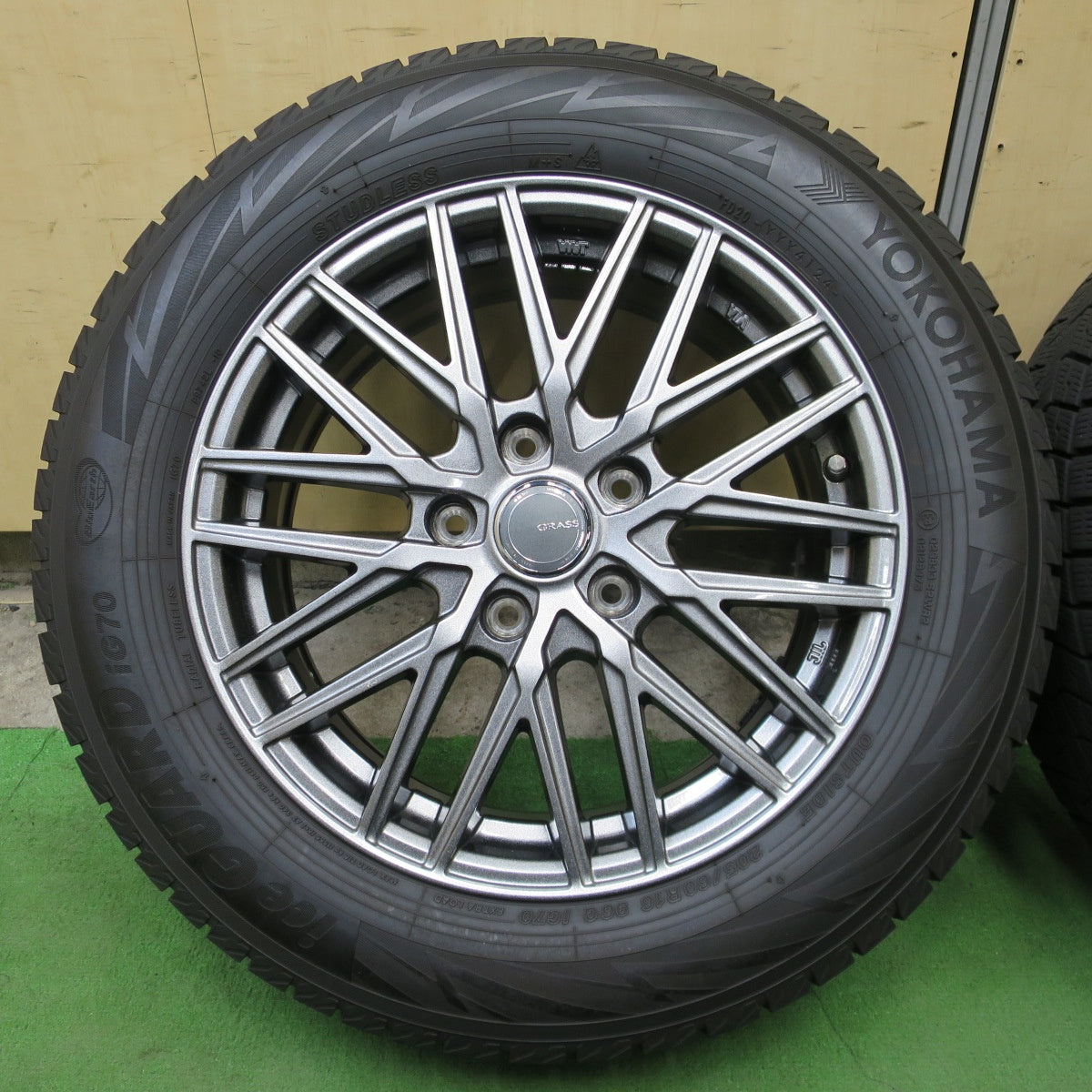 バリ溝！24年！キレイ！9.5分◎スタッドレス 205/60R16 ヨコハマ アイスガード iG70 GRASS グラス 16インチ PCD114.3/5H◎6090905NGス