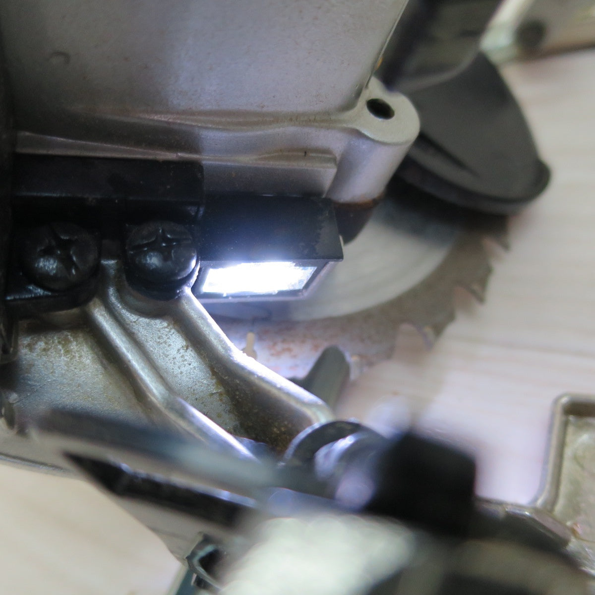 [送料無料] ☆マキタ 125mm 充電式 マルノコ HS470D 電動 工具 切断機 makita 14.4V 木工用 丸のこ 丸ノコ 丸鋸☆