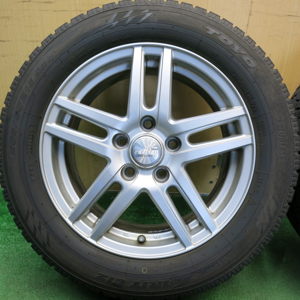バリ溝！23年！9.5分★スタッドレス 205/60R16 トーヨー オブザーブ ガリット GIZ ravrion ラブリオン 16インチ PCD114.3/5H★6052305HAス