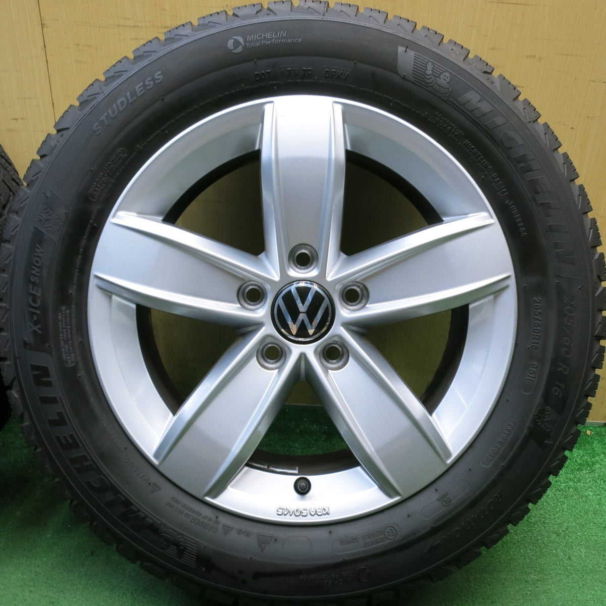 バリ溝！22年！キレイ！9.5分◎ワーゲン T-Roc 純正 205/60R16 スタッドレス ミシュラン X-ICE SNOW 16インチ PCD112/5H◎6091205HAス