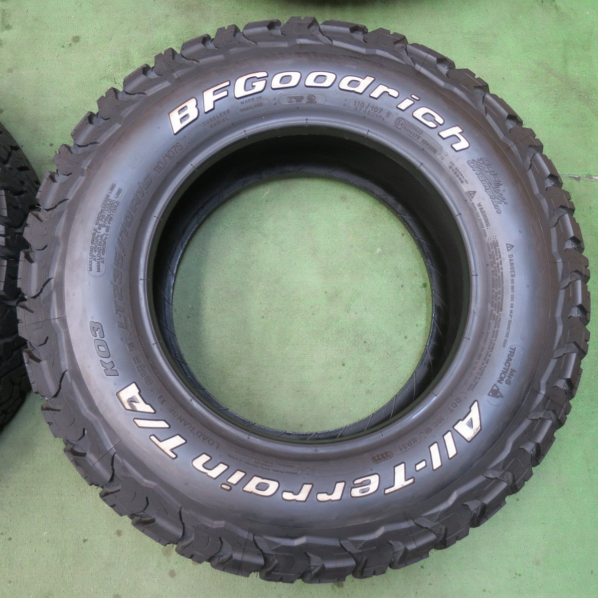 ほぼ未使用！25年★235/70R16 110/107S BFグッドリッチ All-Terrain T/A KO3 ホワイトレター タイヤ 16インチ デリカ D:5 等★6011505イノタ