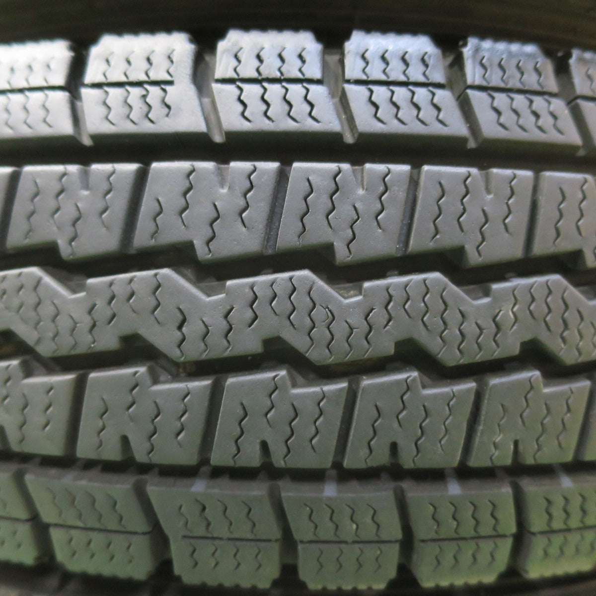 バリ溝！キレイ！9.5分★スタッドレス 145/80R12 80/78N ダンロップ ウインターマックス SV01 VICENTE-04 CA ヴィセンテ 12インチ PCD100/4H★5060902イス