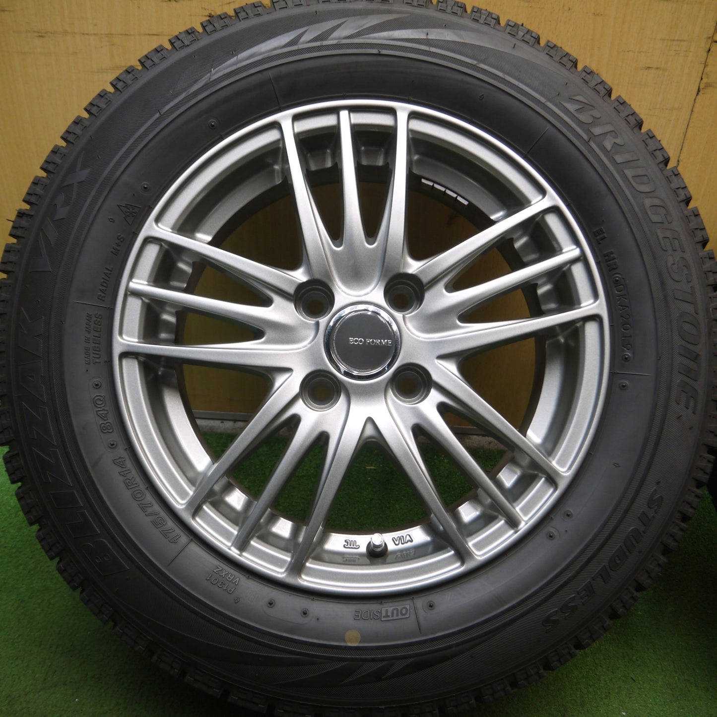*送料無料* バリ溝！キレイ！9分★スタッドレス 175/70R14 ブリヂストン ブリザック VRX ECO FORME エコフォルム PCD100/4H★4060408Hス