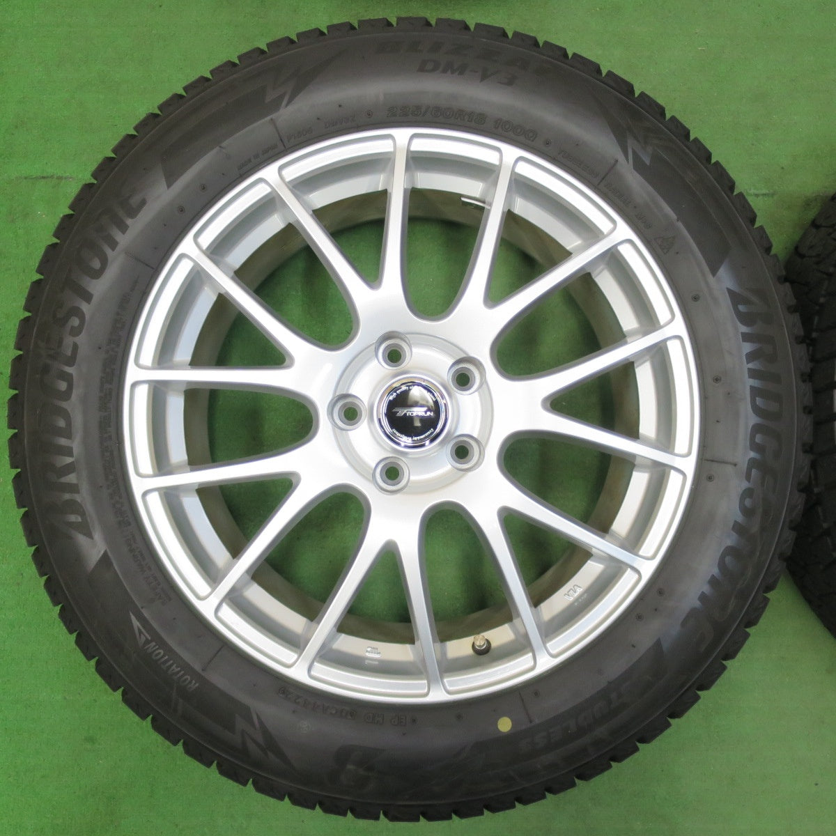 [送料無料] バリ溝！22年！キレイ！ほぼ10分★スタッドレス 225/60R18 ブリヂストン ブリザック DM-V3 TOPRUN トップラン 18インチ PCD114.3/5H★4112908イス