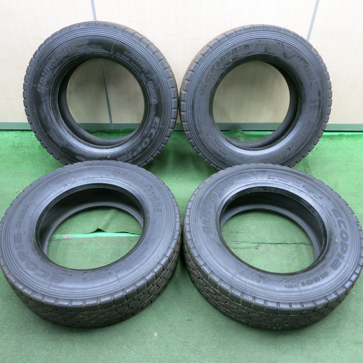 *送料無料* バリ溝！22年！9.5分★トラック タイヤ 245/70R19.5 136/134J ブリヂストン エコピア M801Ⅱ ミックス オールシーズン 19.5インチ★4071005HAノタ