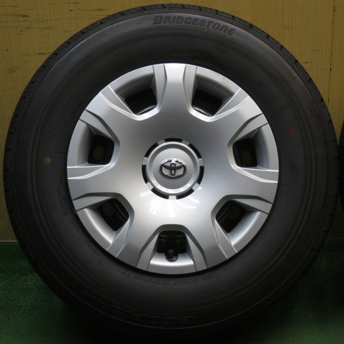新車外し！26年◎トヨタ 200系 ハイエース 純正 スチール 195/80R15 107/105S ブリヂストン エコピア RD613 15インチ PCD139.7/6H◎6082807NJノ