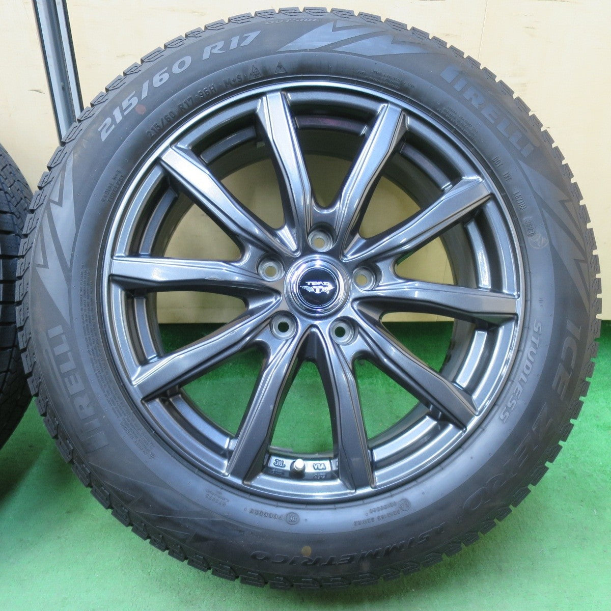 バリ溝！23年！キレイ！ほぼ10分★スタッドレス 215/60R17 ピレリ アイスゼロ アシンメトリコ TEAD テッド 17インチ PCD114.3/5H★5022105イス