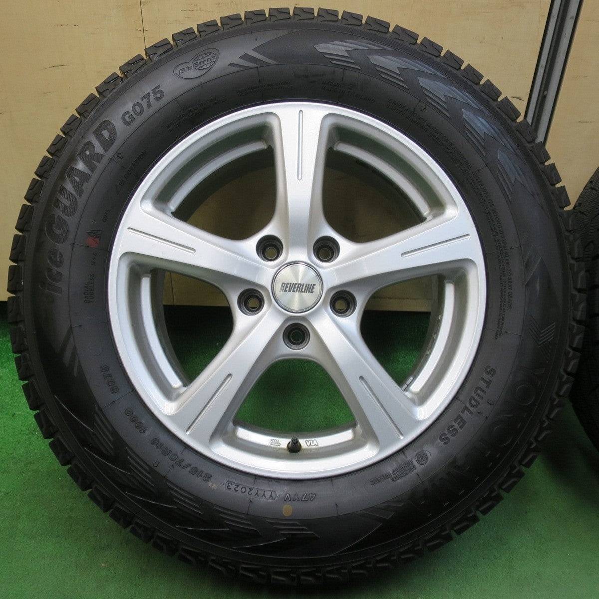 バリ溝！23年！キレイ！9.5分★スタッドレス 215/70R16 ヨコハマ アイスガード G075 REVERLINE リバーライン 16インチ PCD114.3/5H★5022707イス