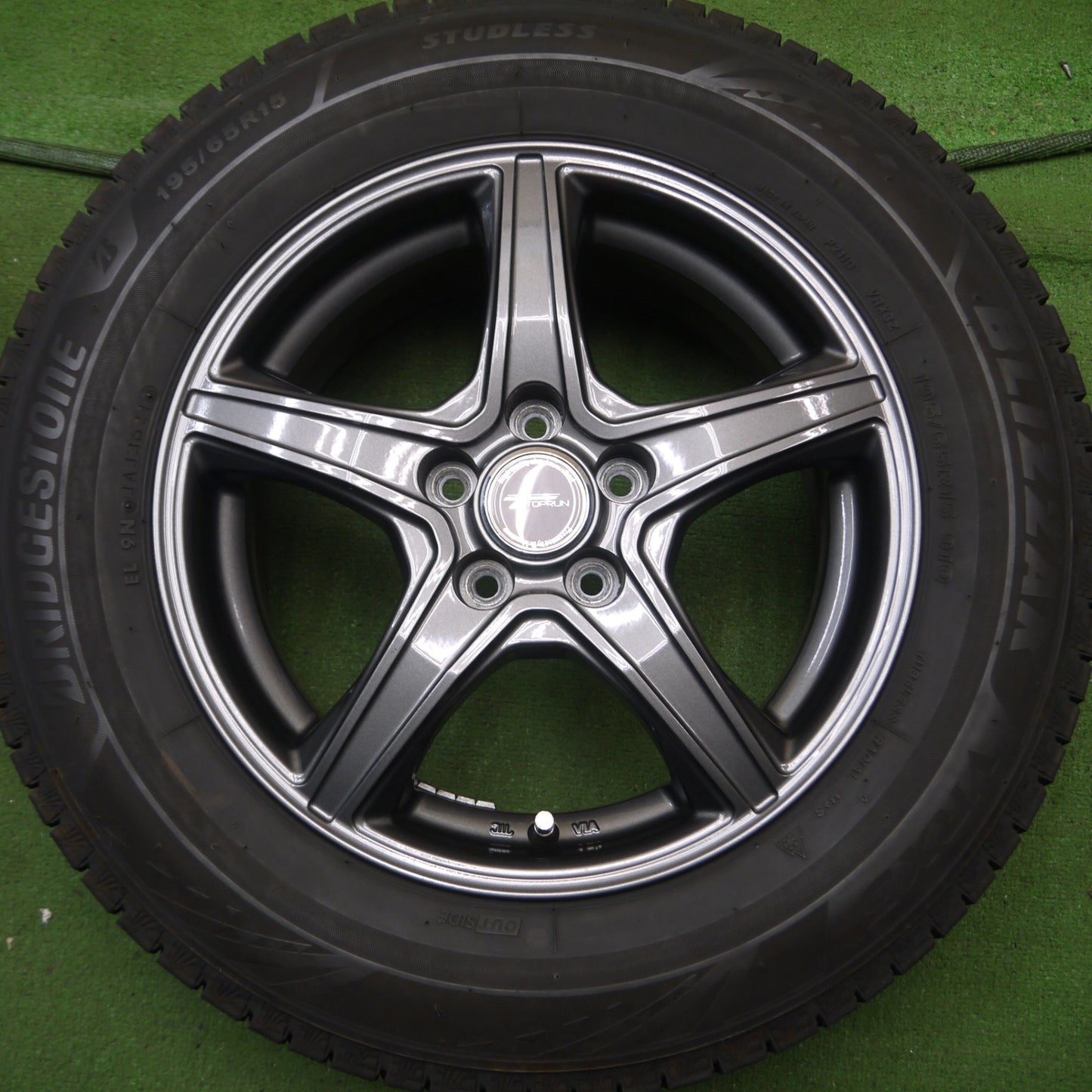 *送料無料* バリ溝！21年！キレイ！9.5分★プリウス 等 195/65R15 スタッドレス ブリヂストン ブリザック VRX3 TOPRUN PCD100/5H★4042408Hス