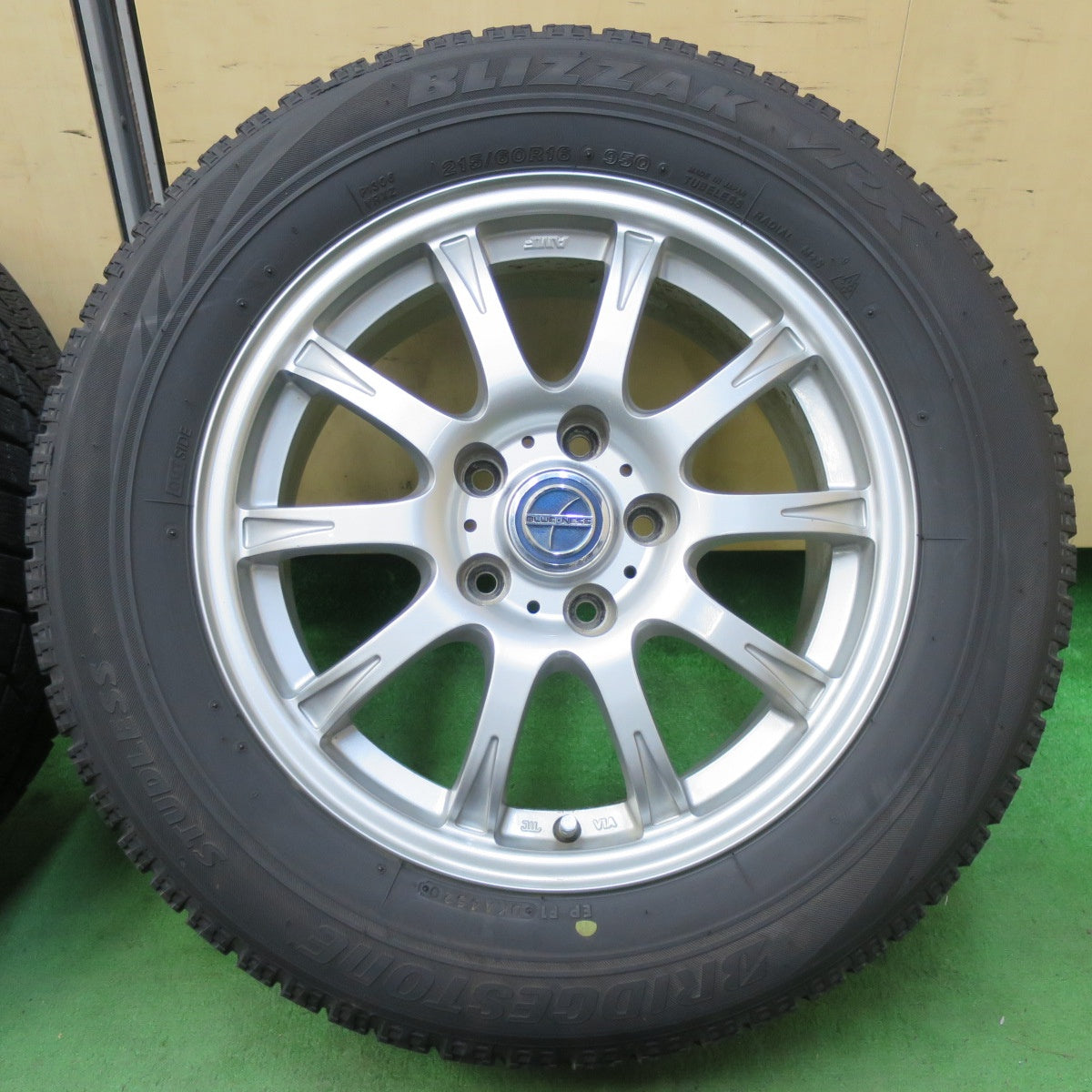 [送料無料] キレイ★スタッドレス 215/60R16 ブリヂストン ブリザック VRX BLUE・NESS AMF ブルーネス 16インチ PCD114.3/5H★5030606イス