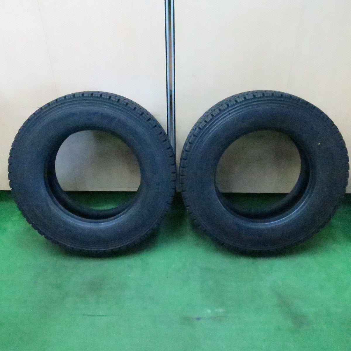 *送料無料* バリ溝！23年！9.5分★トラック タイヤ 245/70R19.5 136/134J スタッドレス ブリヂストン W999 19.5インチ★4050414ナス