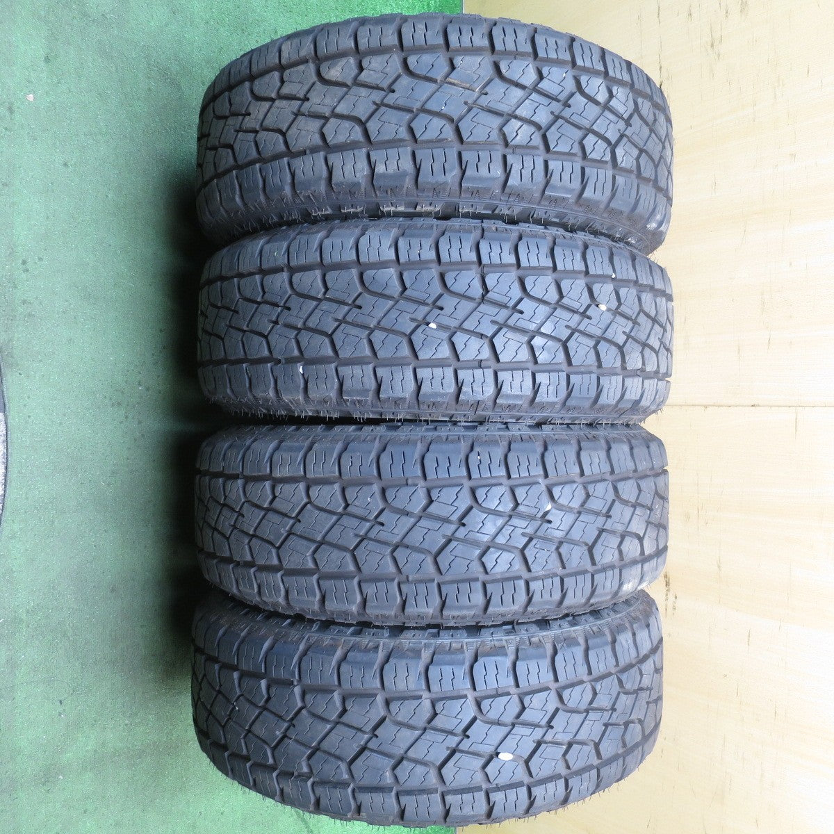 バリ溝！25年！キレイ！9.5分★ハイエース仕様 ハイラックス GR スポーツ 純正 225/55R18 モンスタ TERRAIN GRIPPER PCD139.7/6H★5080806NJノ