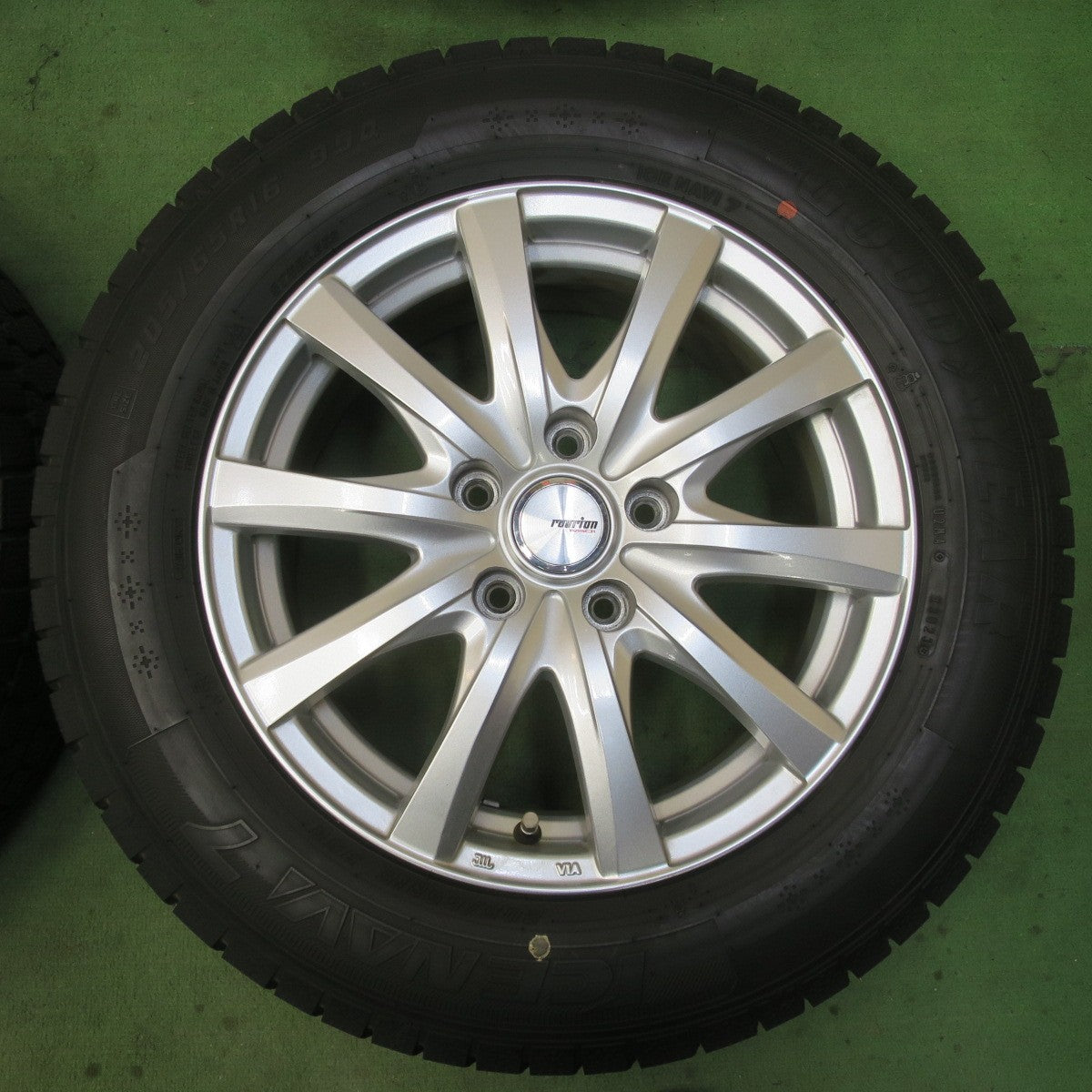 バリ溝！23年！キレイ！9.5分★スタッドレス 205/65R16 グッドイヤー アイスナビ7 ravrion RS01 ラブリオン 16インチ PCD114.3/5H★6021308イス