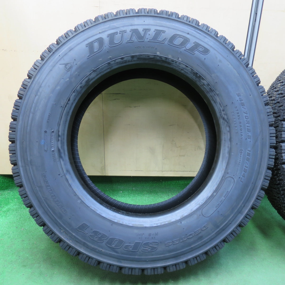 [送料無料] 未使用！24年！2本★トラック タイヤ 245/70R19.5 136/134J スタッドレス ダンロップ デクテス SP081 DECTES 19.5インチ★5031004イスタ