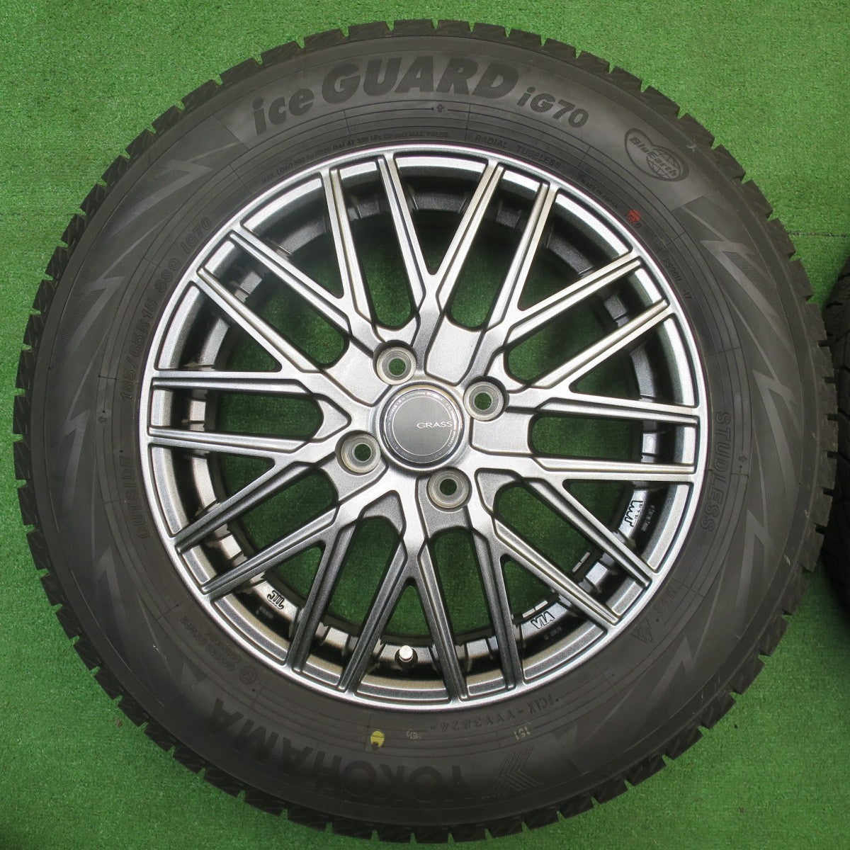 超バリ溝！24年！キレイ！ほぼ10分★スタッドレス 185/65R15 ヨコハマ アイスガード iG70 GRASS グラス 15インチ PCD100/4H★5112502NJス