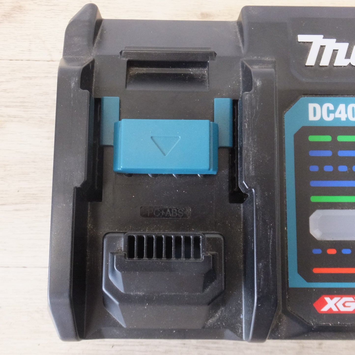 [送料無料] ★マキタ makita 急速充電器 DC40RA　100V～ 310W 50-60Hz　40V(max) 6A　18V 12A 5V 2.4A(2)★