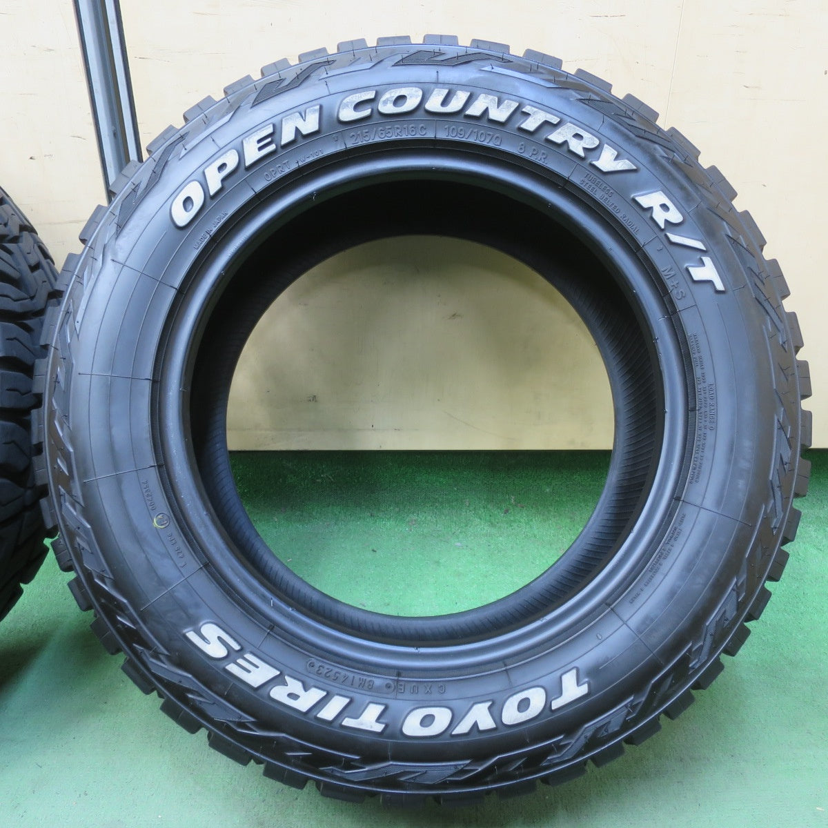 バリ溝！23年！9分★215/65R16 109/107Q 8PR トーヨー オープンカントリー R/T ホワイトレター 16インチ タイヤ ハイエース レジアスエース キャラバン ヤリスクロス 等★6042305イノタ