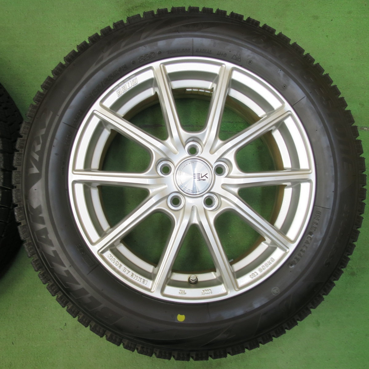 [送料無料] 超バリ溝！24年！キレイ！ほぼ10分★プリウス 等 185/65R15 スタッドレス ブリヂストン ブリザック VRX2 SEIN EK AME ENKEI エンケイ 15インチ PCD100/5H★5032104イス