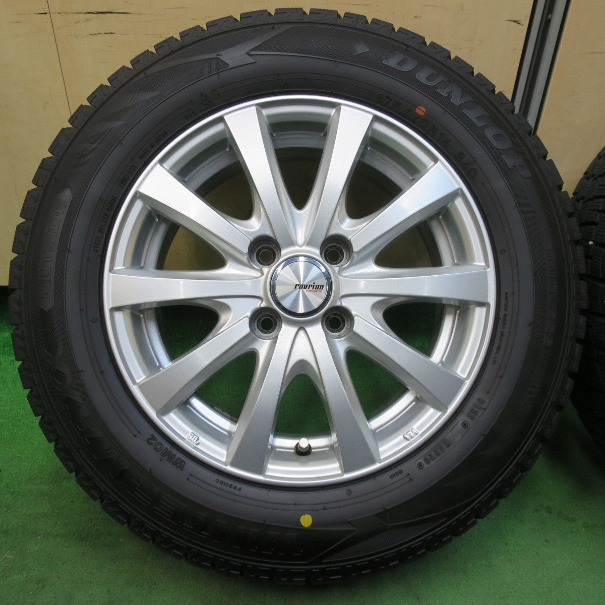 バリ溝！キレイ！9.5分★スタッドレス 175/70R14 ダンロップ ウインターマックス WM02 ravrion RS01 ラブリオン 14インチ PCD100/4H★5021708イス