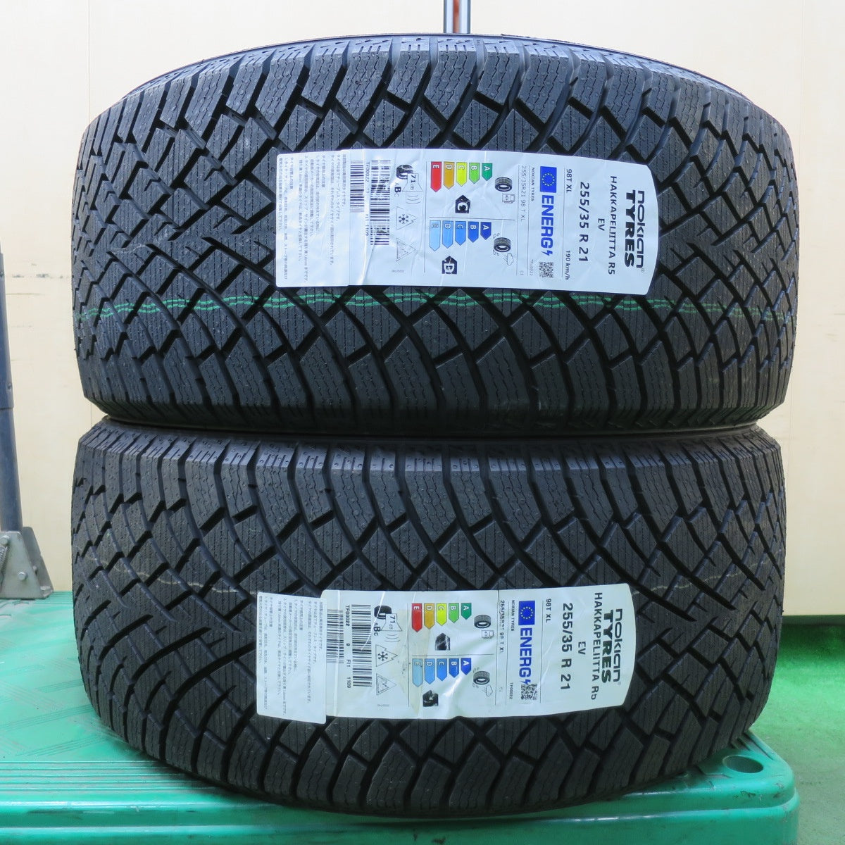 [送料無料] 未使用！23年！2本★255/35R21 スタッドレス ノキアンタイヤ ハッカペリッタ R5 EV タイヤ 21インチ アウディ ベンツ 等★5012901イスタ