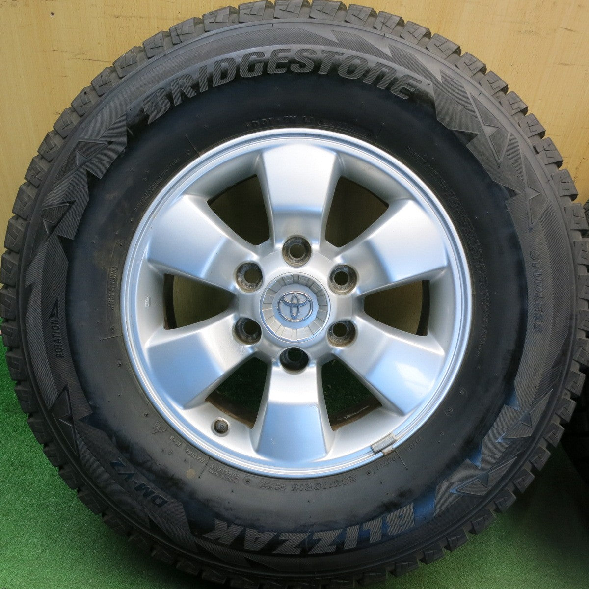 バリ溝！9分★トヨタ 215系 ハイラックス 純正 265/70R16 スタッドレス ブリヂストン ブリザック DM-V2 16インチ PCD139.7/6H★6052102HAス