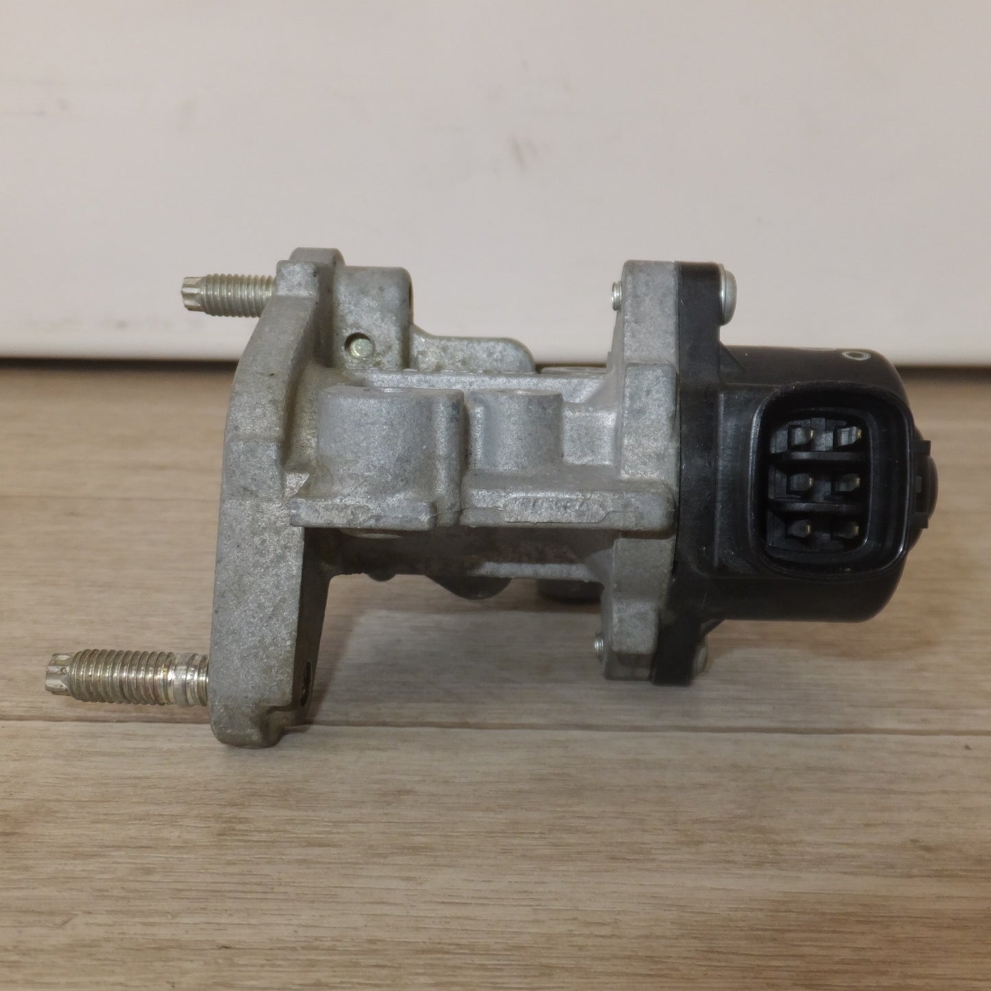 [送料無料] ★トヨタ TOYOTA 純正 プリウス ZVW30 EGRバルブ 25620-37120★