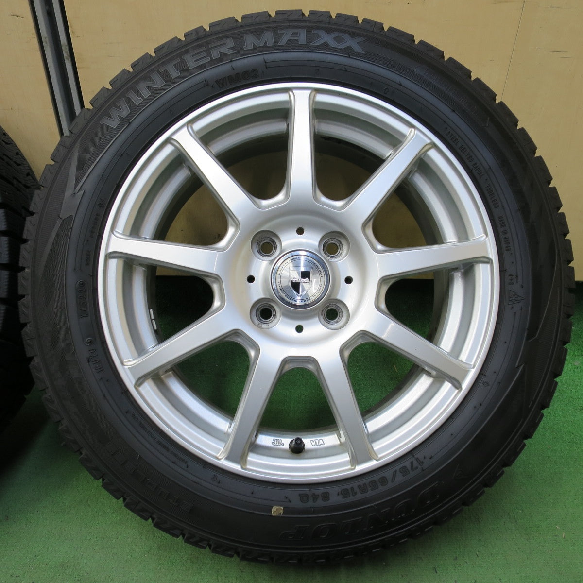 バリ溝！22年！キレイ！9.5分★スタッドレス 175/65R15 ダンロップ ウインターマックス WM02 GMach 15インチ PCD100/4H★5082904イス